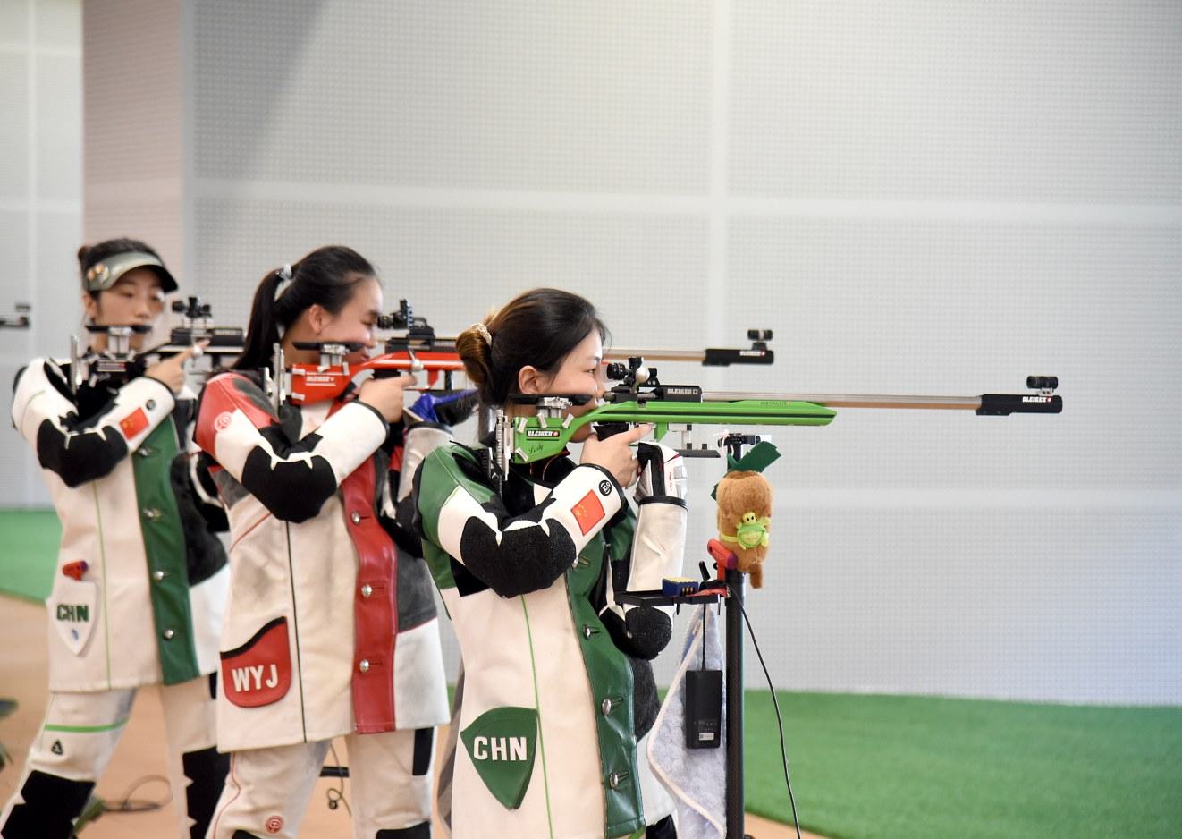 米气步枪混, 现场, 米气手枪和