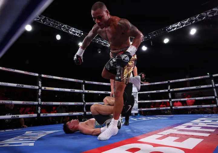 yKOpL, 观众席的塑 yKOpL, 观众席的塑